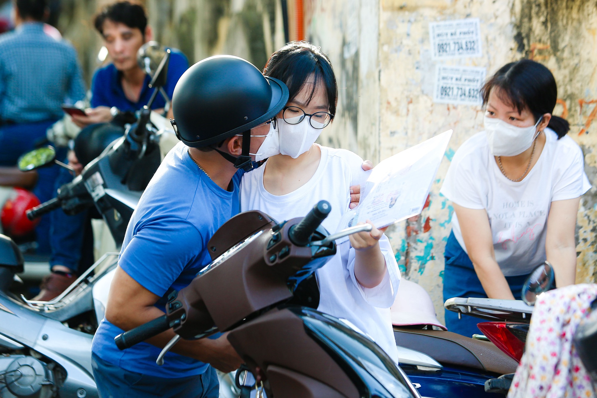 Những cái ôm khích lệ sĩ tử vượt vũ môn - Ảnh 4.