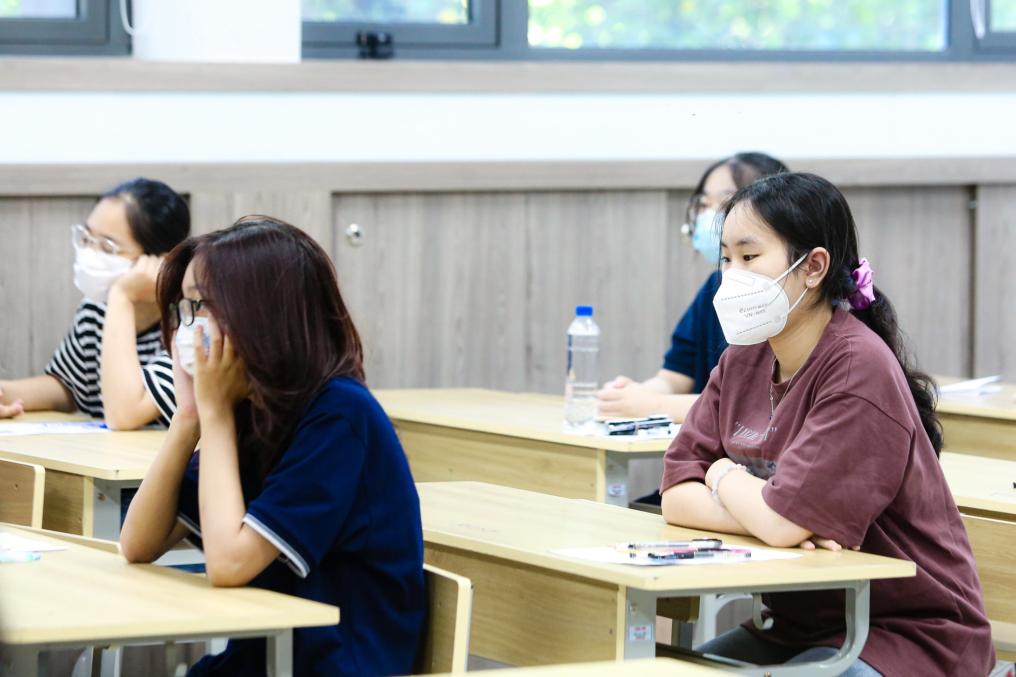 Những cái ôm khích lệ sĩ tử vượt vũ môn - Ảnh 7.