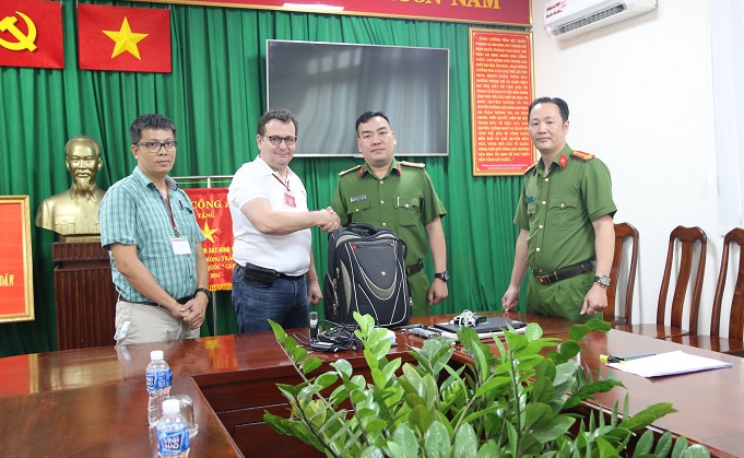 Công an TP HCM trao trả balo cho người đàn ông Pháp - Ảnh 1.