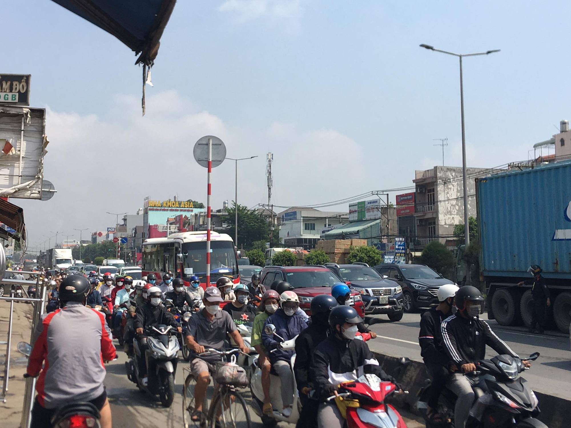 Đồng Nai: Xe đầu k&eacute;o bốc ch&aacute;y ng&ugrave;n ngụt tr&ecirc;n Quốc lộ 51 - Ảnh 5.