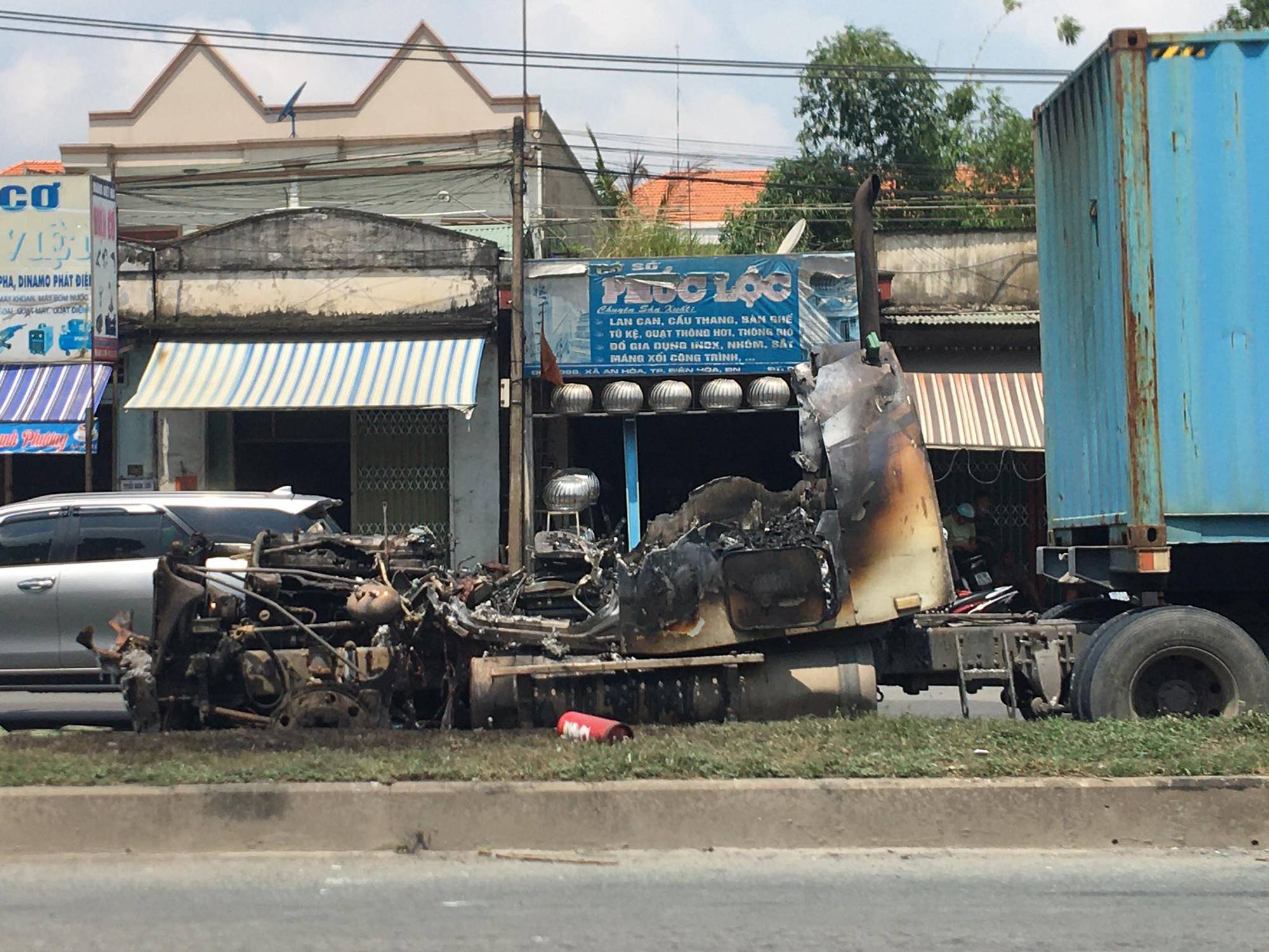 Đồng Nai: Xe đầu k&eacute;o bốc ch&aacute;y ng&ugrave;n ngụt tr&ecirc;n Quốc lộ 51 - Ảnh 3.