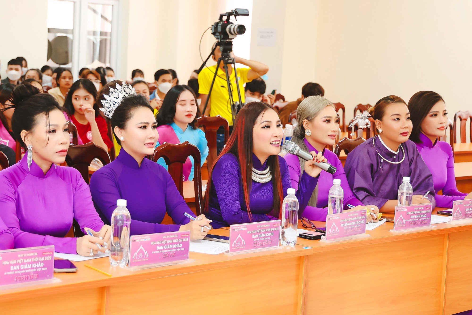 Hoa hậu L&yacute; Kim Ng&acirc;n mặc &aacute;o d&agrave;i thuần Việt casting hoa hậu - Ảnh 7.