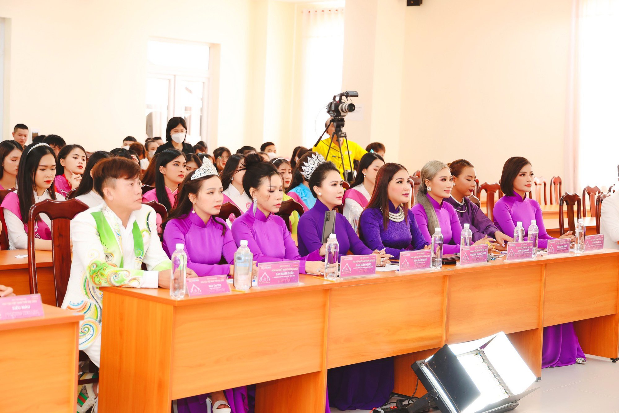 Hoa hậu L&yacute; Kim Ng&acirc;n mặc &aacute;o d&agrave;i thuần Việt casting hoa hậu - Ảnh 8.
