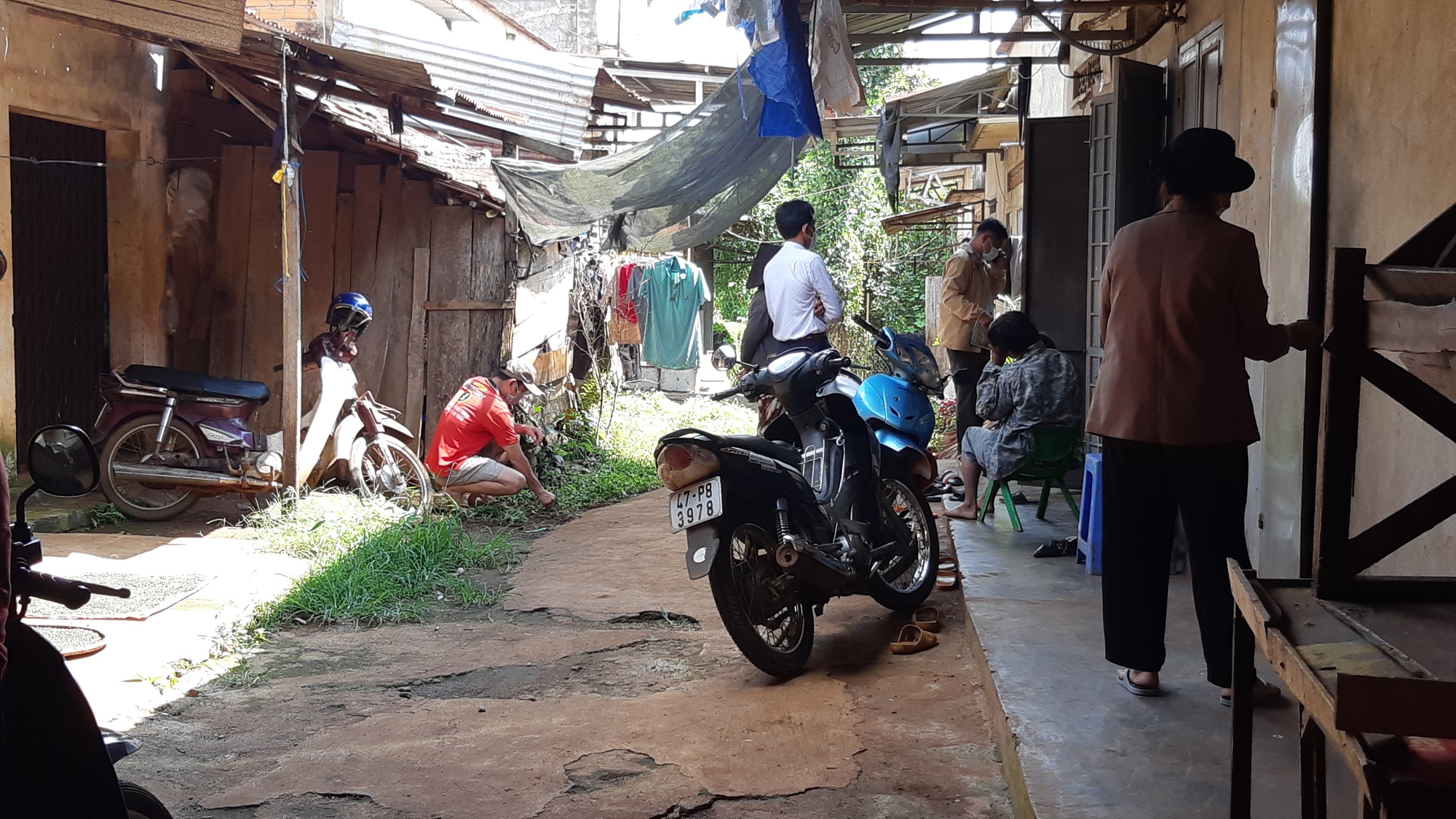 CLIP: UBND x&atilde; d&ugrave;ng kẽm gai, lưới B40 r&agrave;o chắn lối đi của nhiều hộ d&acirc;n - Ảnh 3.