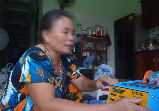 Triệu Qu&acirc;n Sự thản nhi&ecirc;n v&agrave;o qu&aacute;n ăn ch&egrave;, trả lại tiền thừa tr&ecirc;n đường trốn chạy - Ảnh 1.