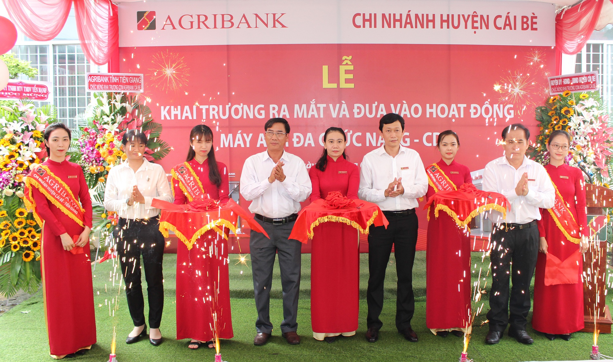 Lần đầu đưa ATM đa chức năng phục vụ người dân 2 huyện ở Tiền Giang
