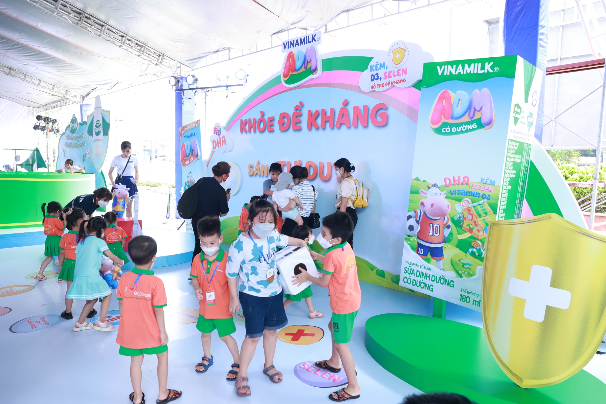 Sân chơi của Vinamilk nhân ngày 1-6 thu hút hàng ngàn trẻ em tham gia