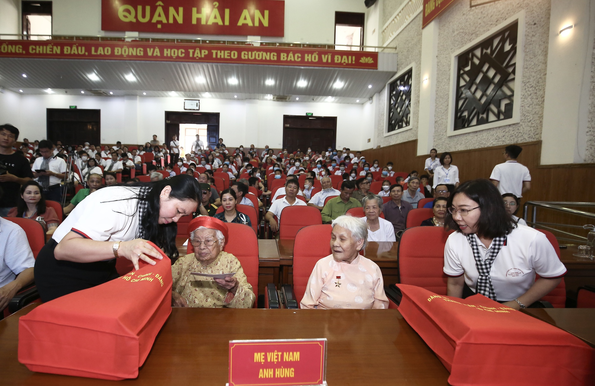 Tuy&ecirc;n dương 111 gương điển h&igrave;nh trong học tập v&agrave; l&agrave;m theo tư tưởng, đạo đức, phong c&aacute;ch Hồ Ch&iacute; Minh - Ảnh 8.