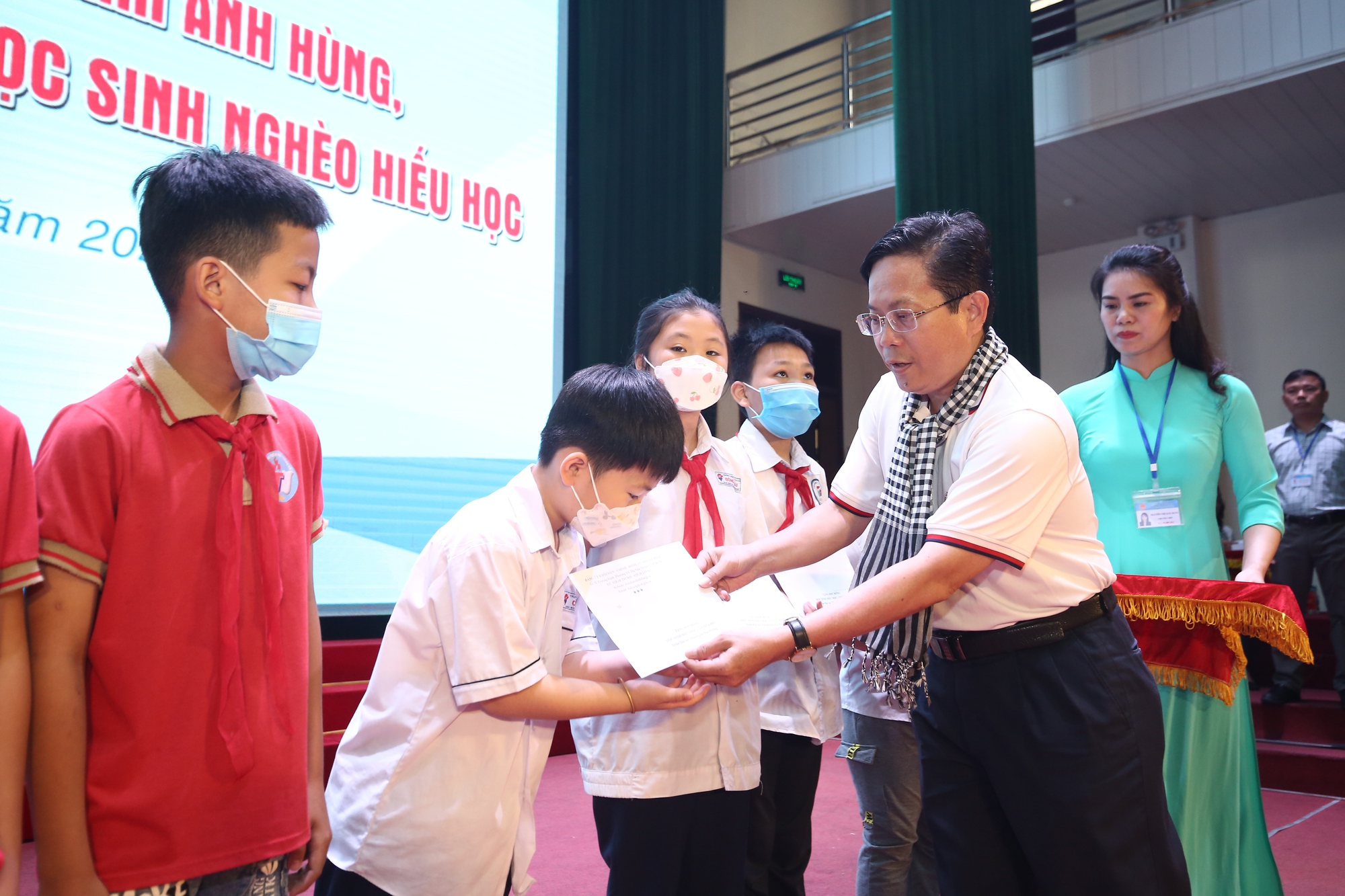 Tuy&ecirc;n dương 111 gương điển h&igrave;nh trong học tập v&agrave; l&agrave;m theo tư tưởng, đạo đức, phong c&aacute;ch Hồ Ch&iacute; Minh - Ảnh 6.