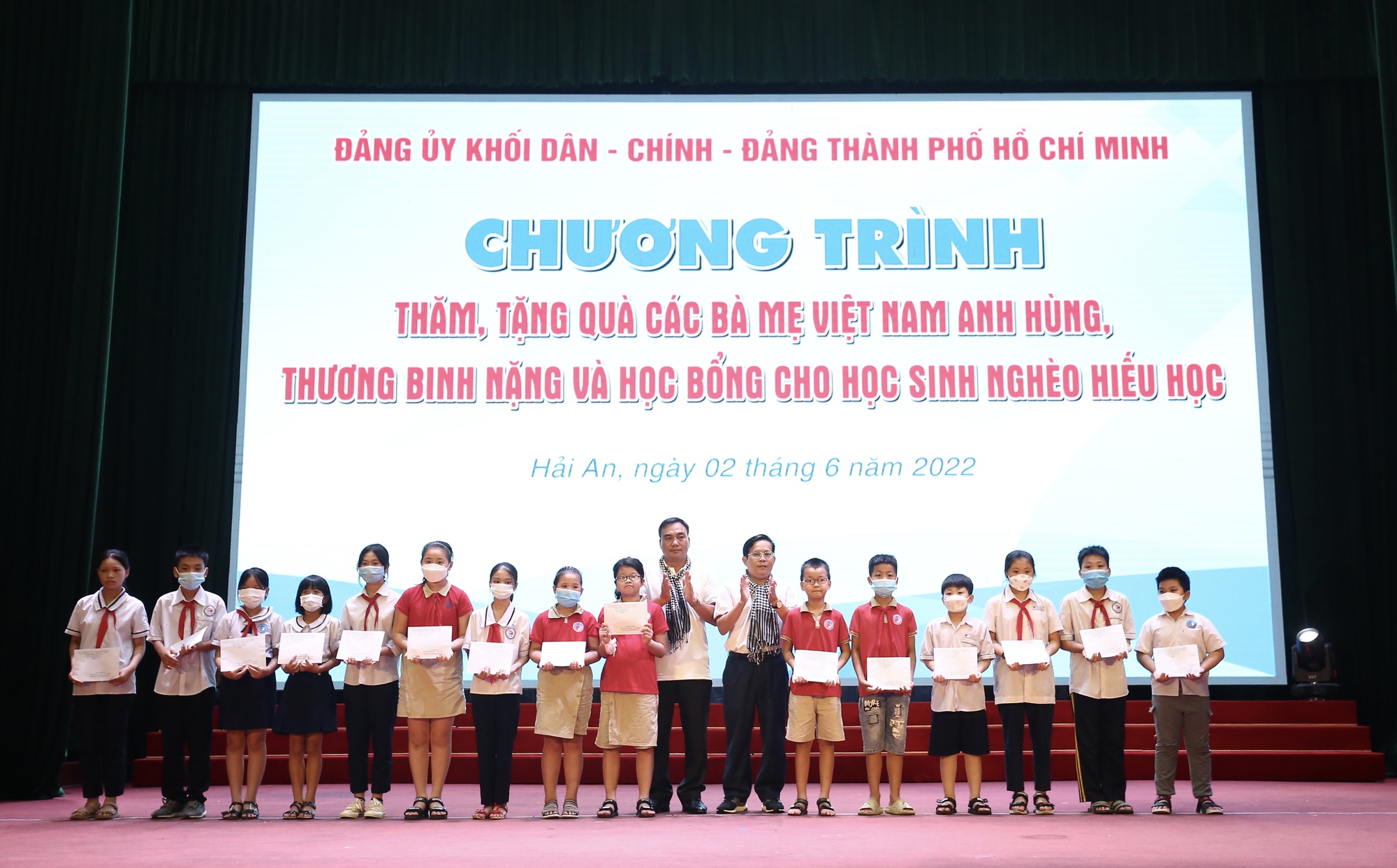 Tuy&ecirc;n dương 111 gương điển h&igrave;nh trong học tập v&agrave; l&agrave;m theo tư tưởng, đạo đức, phong c&aacute;ch Hồ Ch&iacute; Minh - Ảnh 7.