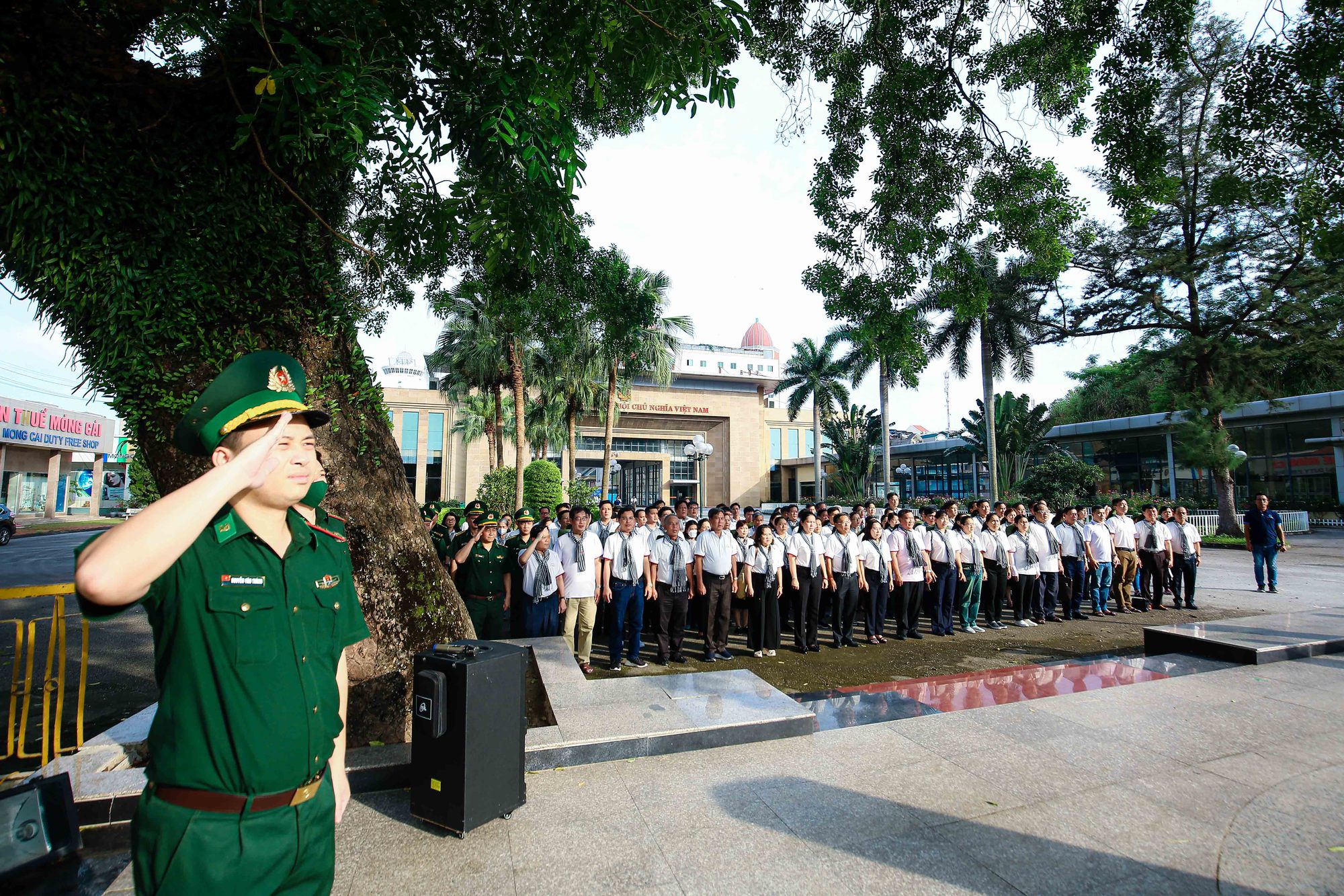 Đảng ủy Khối D&acirc;n - Ch&iacute;nh - Đảng TP HCM về nguồn tại Quảng Ninh - Ảnh 7.