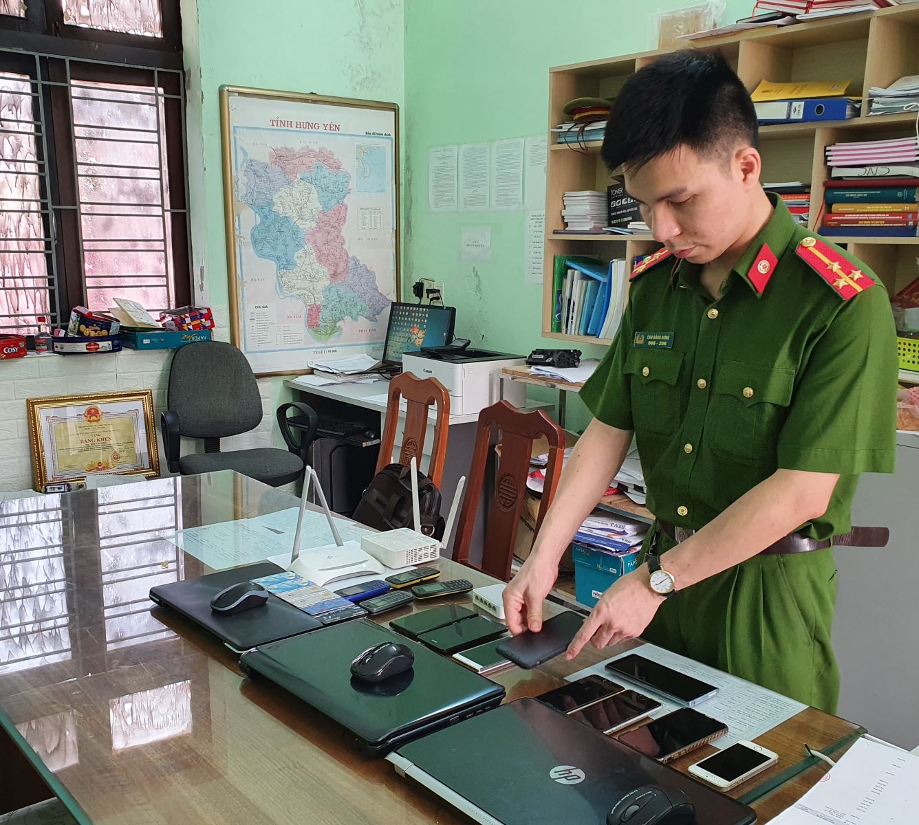 Ph&aacute; đường d&acirc;y tổ chức đ&aacute;nh bạc gần 100 tỉ đồng - Ảnh 1.