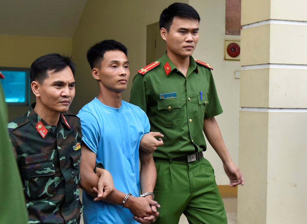Triệu Quân Sự thản nhiên vào quán ăn chè, trả lại tiền thừa trên đường trốn chạy