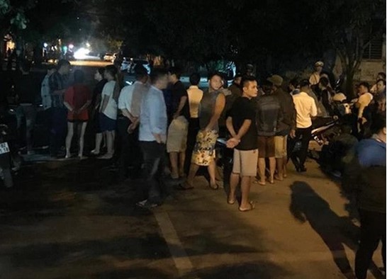Nghe con gái kêu cứu, bố cùng hàng xóm xông ra tóm gọn kẻ hiếp dâm