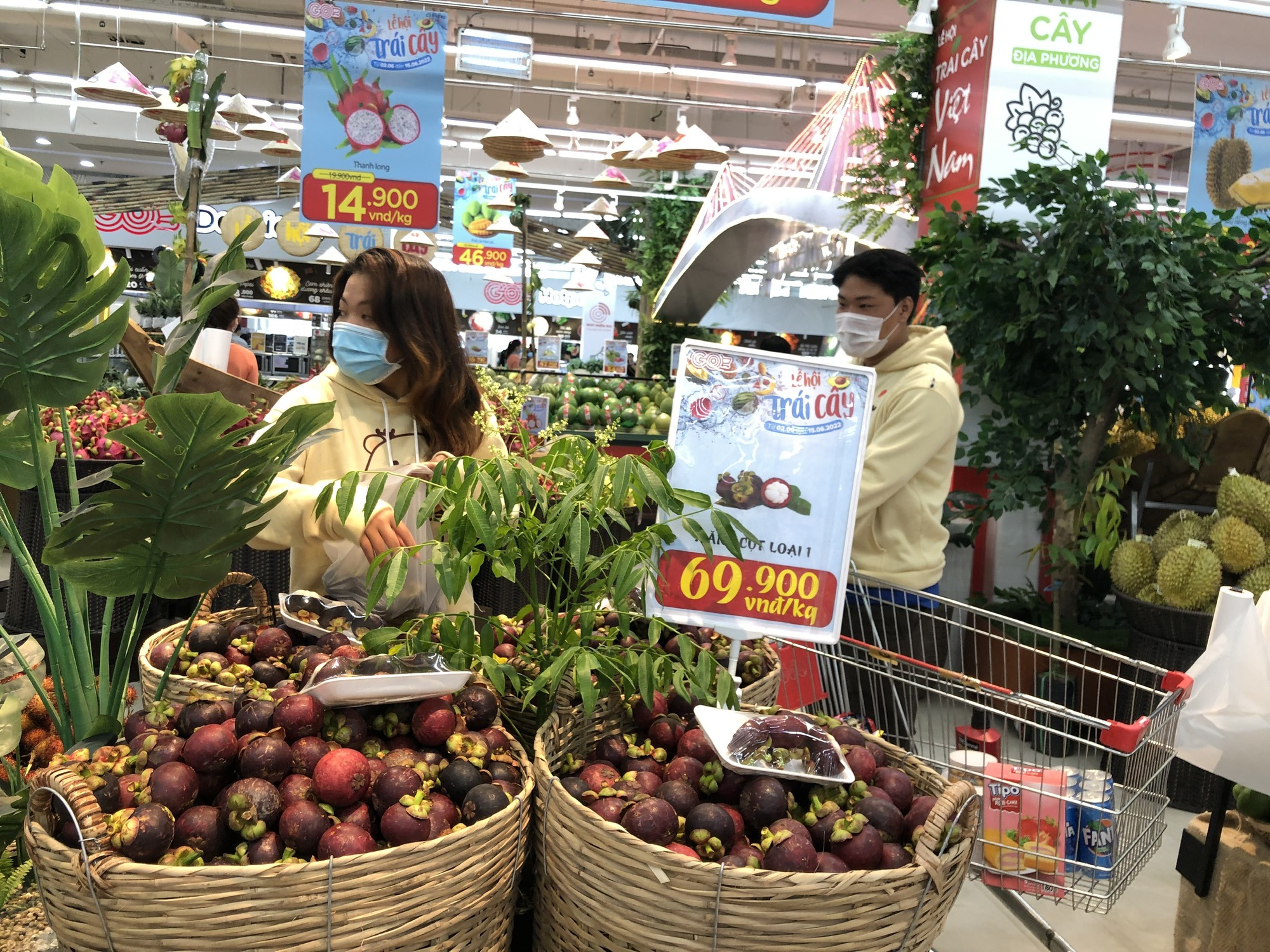 Trái cây rộ mùa, nhiều siêu thị tổ chức "sale khủng"