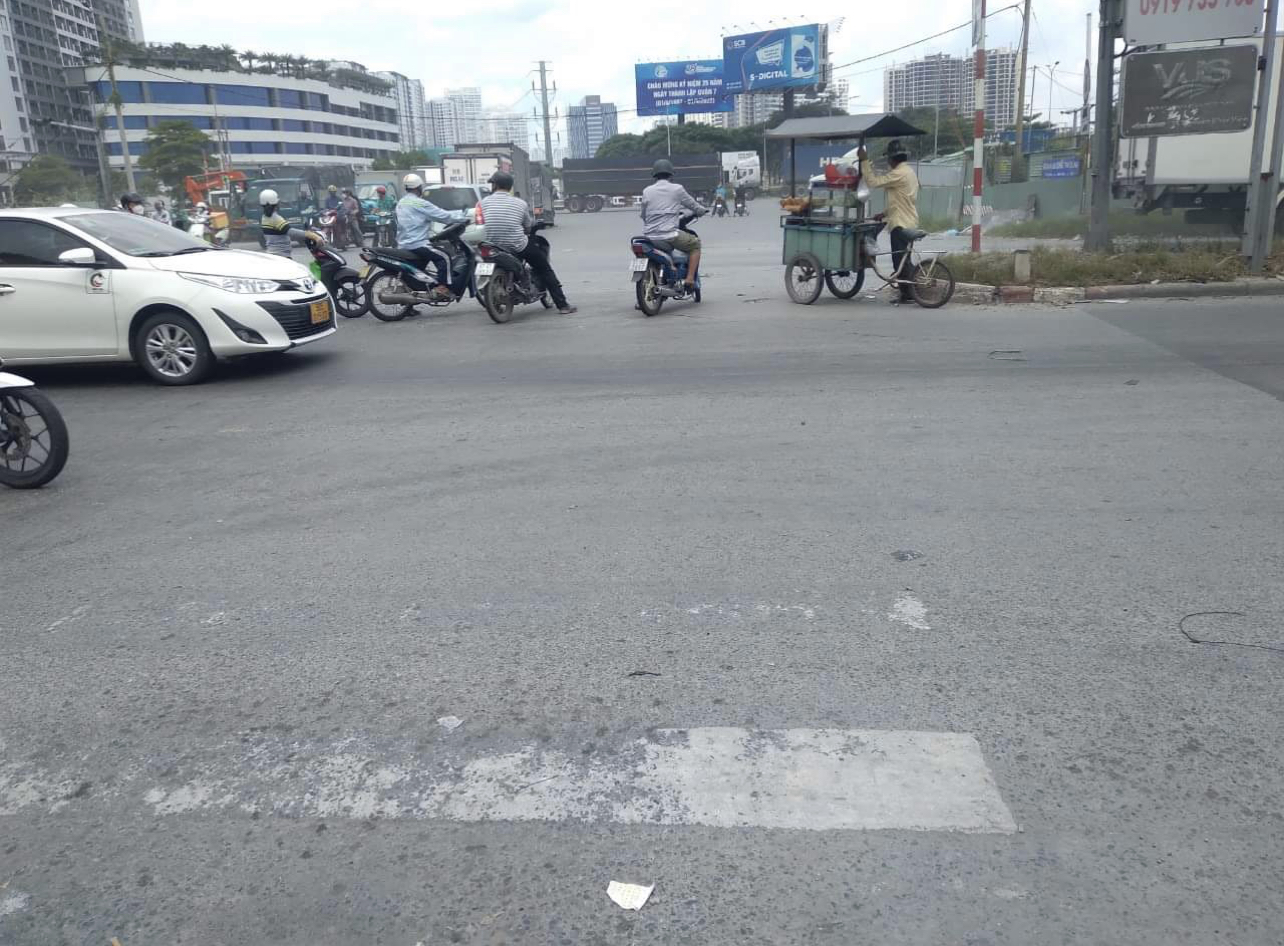 Thấp thỏm băng qua đường