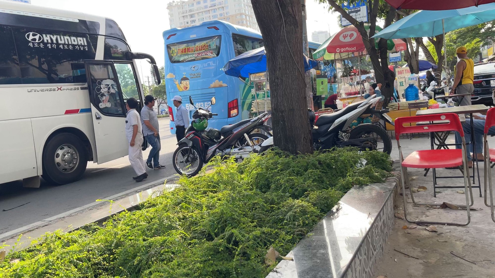 Xe khách "quậy" ở cửa ngõ TP HCM