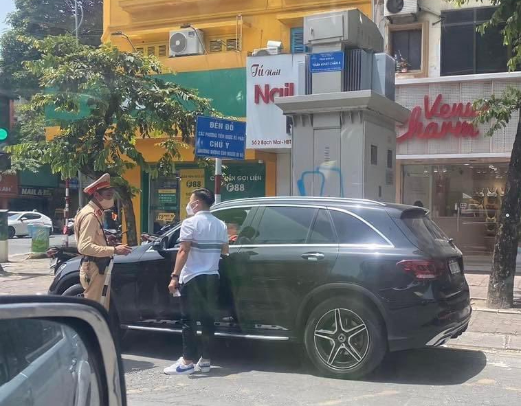 Cầu thủ Quang Hải bị CSGT dừng xe Mercedes vì va chạm ôtô