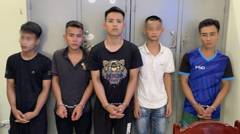 2 người d&acirc;n đang ngồi h&oacute;ng m&aacute;t bất ngờ bị 4 kẻ đi xe m&aacute;y &aacute;p s&aacute;t, d&iacute; dao v&agrave;o cổ - Ảnh 1.