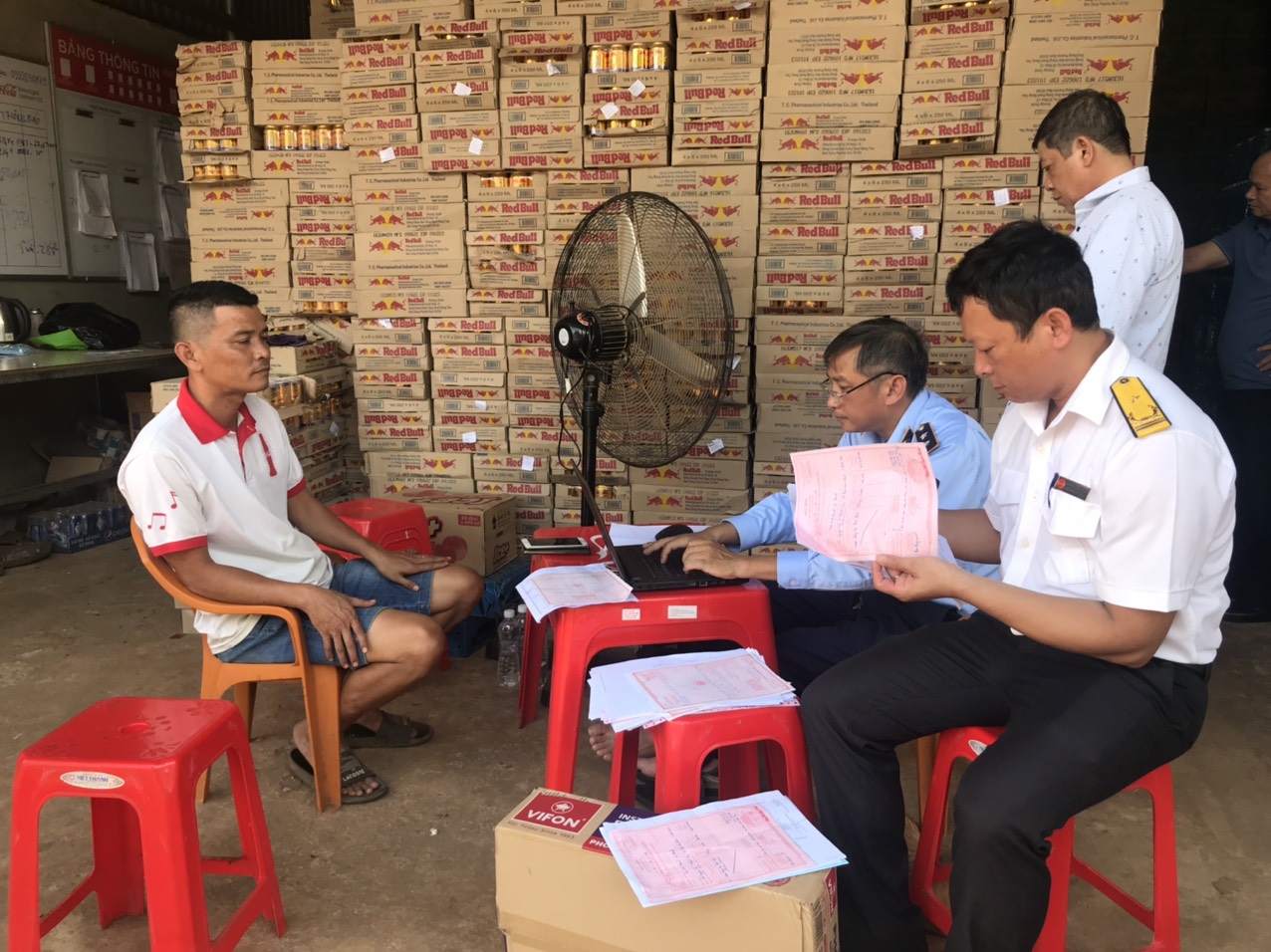Thu giữ gần 1.000 thùng phở bò có dấu hiệu bất thường