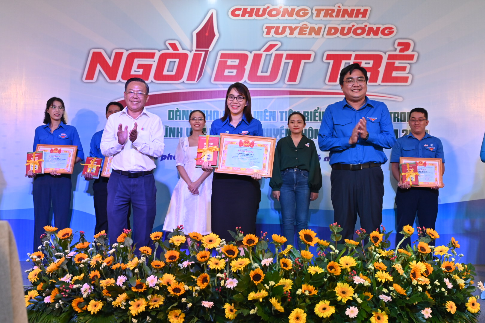 Thành đoàn TP HCM tuyên dương 32 Ngòi bút trẻ năm 2022 - Ảnh 2.