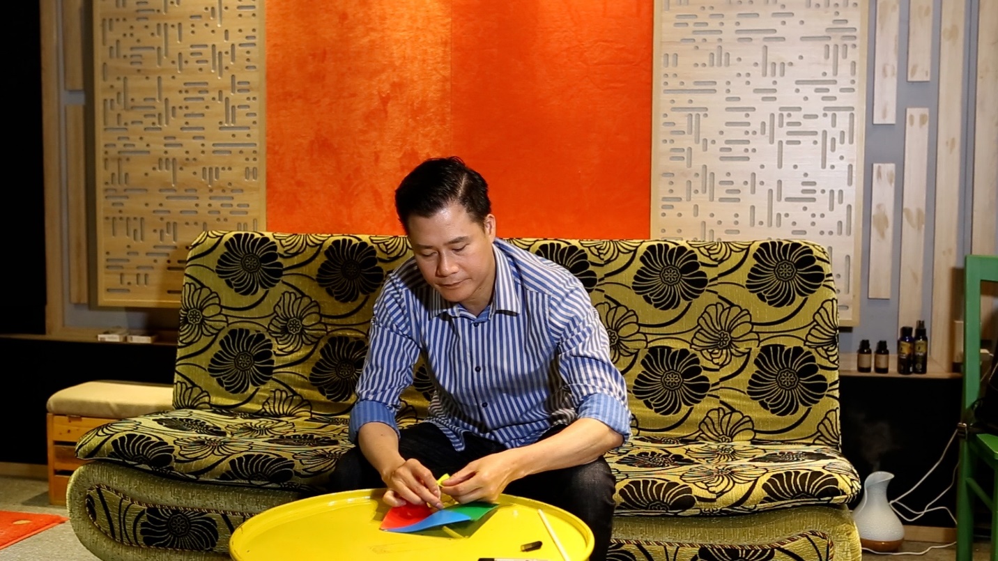 Loạt sao Việt chung tay tạo nên “chong chóng sắc màu giúp lan tỏa yêu thương đến trẻ em tự kỷ - Ảnh 2.
