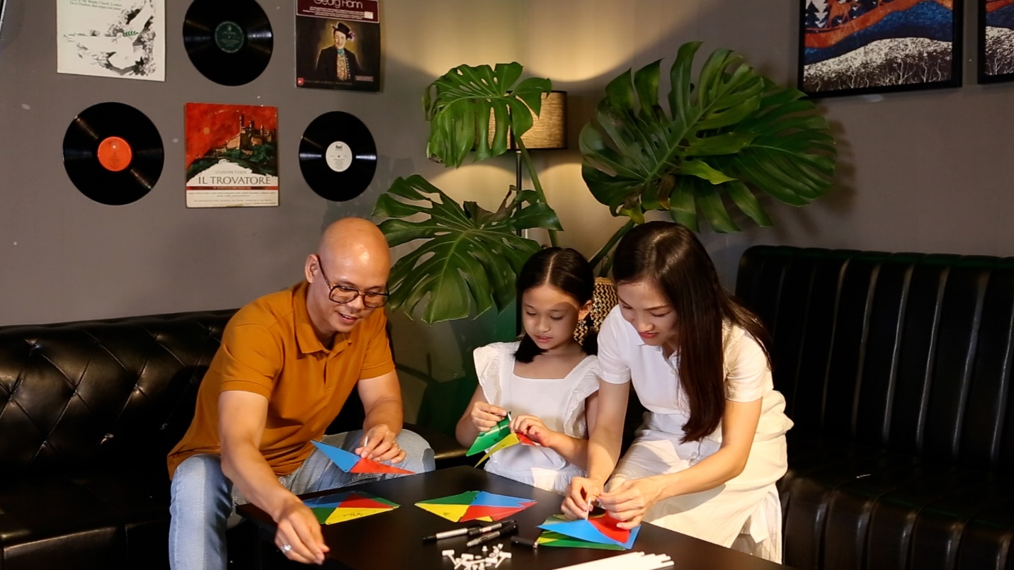 Loạt sao Việt chung tay tạo nên “chong chóng sắc màu" giúp lan tỏa yêu thương đến trẻ em tự kỷ