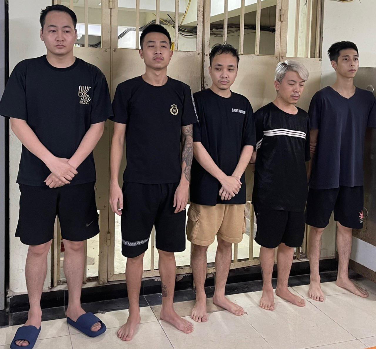 Thiếu ni&ecirc;n 14 tuổi v&agrave;o qu&aacute;n bar chơi hết 25 triệu đồng, khiến 5 người bị khởi tố - Ảnh 1.