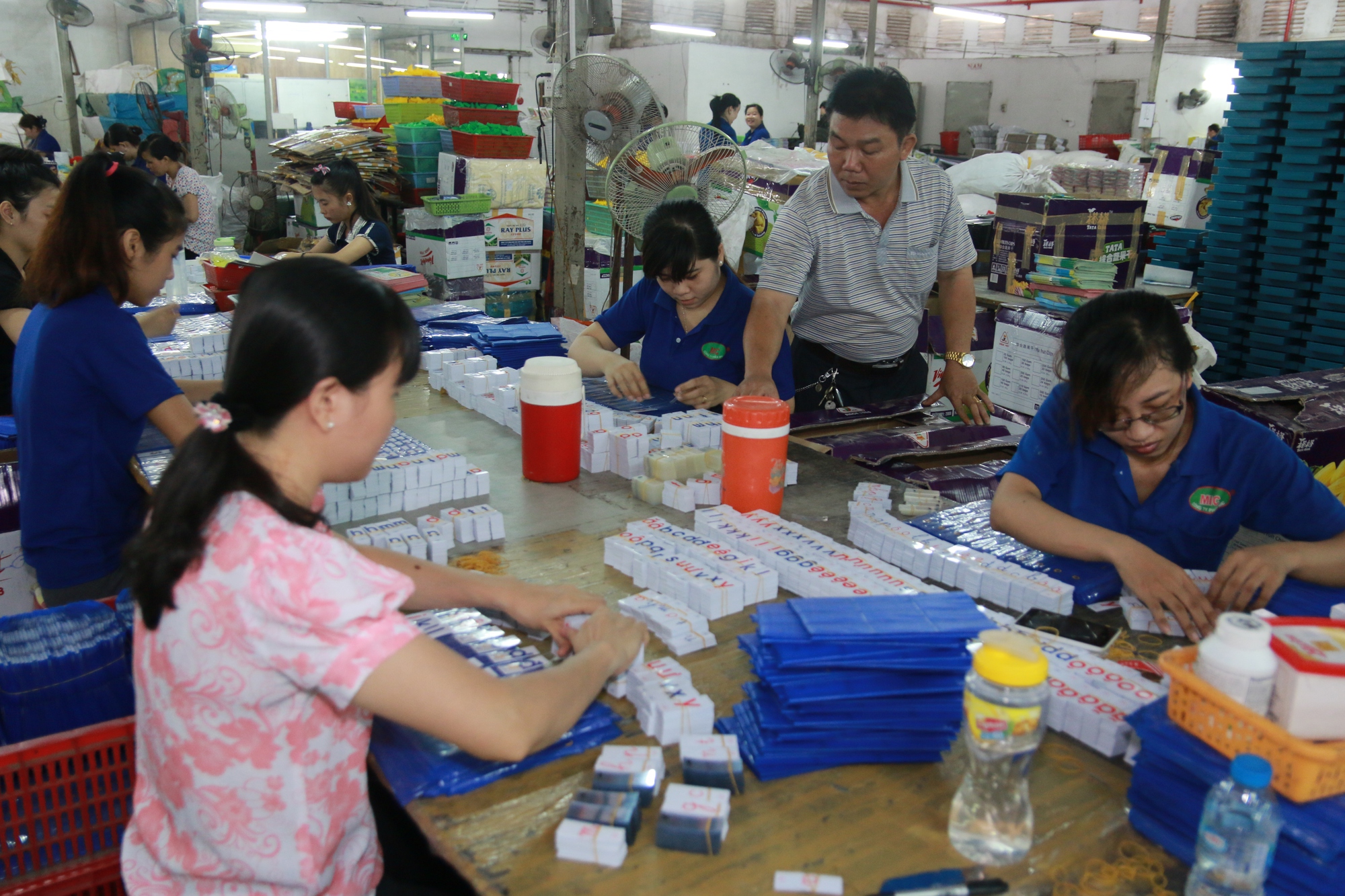 Ồ ạt r&uacute;t BHXH một lần: Mỗi lần sửa luật l&agrave; một lần lo lắng - Ảnh 3.