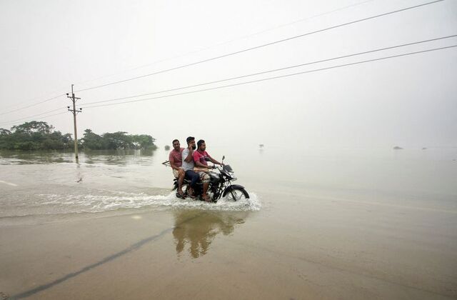 Mưa lũ khủng khiếp ở Ấn Độ, Bangladesh, nhấn chìm cả sân bay - Ảnh 4.
