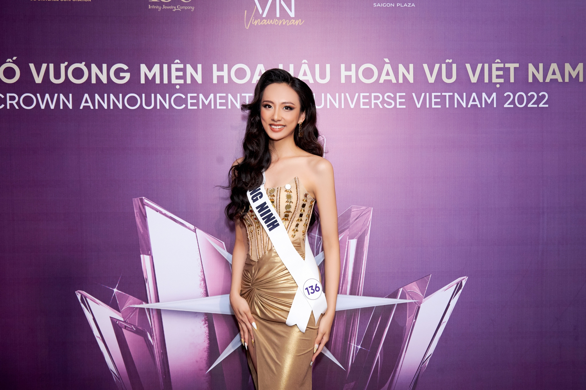 Cận cảnh chiếc vương miện gắn hơn 2.000 vi&ecirc;n kim cương của T&acirc;n hoa hậu Ho&agrave;n vũ - Ảnh 9.