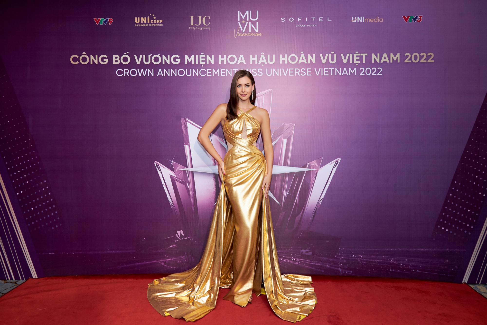 Cận cảnh chiếc vương miện gắn hơn 2.000 vi&ecirc;n kim cương của T&acirc;n hoa hậu Ho&agrave;n vũ - Ảnh 11.
