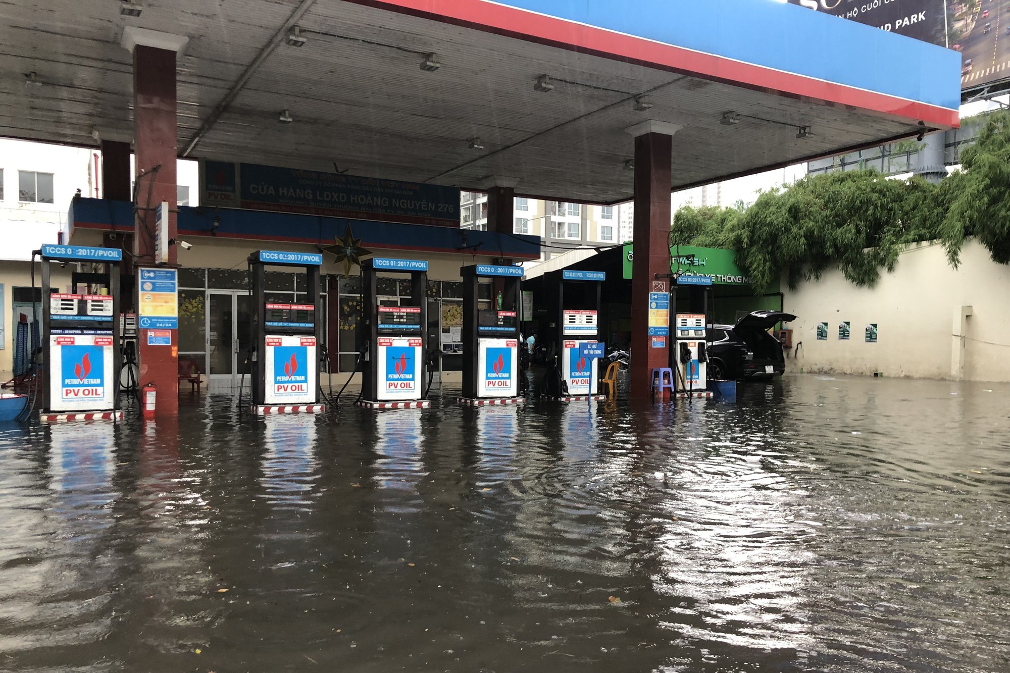 Nhiều tuyến hẻm đấu nối đường Nguyễn Hữu Cảnh ngập sau cơn mưa lớn - Ảnh 2.