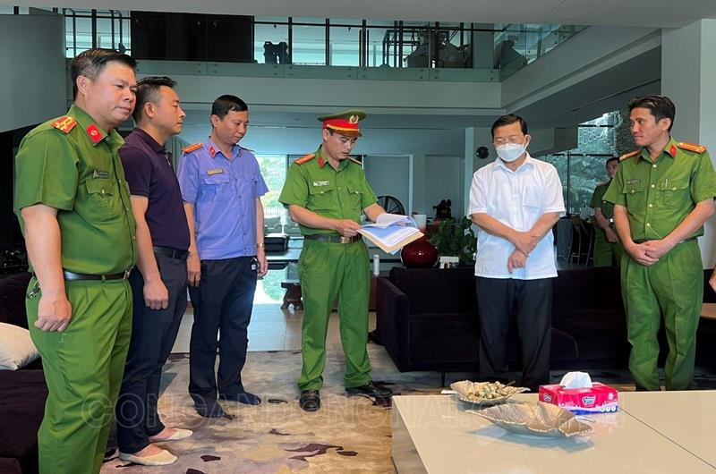 Hình ảnh bắt, khám nhà nguyên Chủ tịch HĐQT Công ty Nhơn Trạch