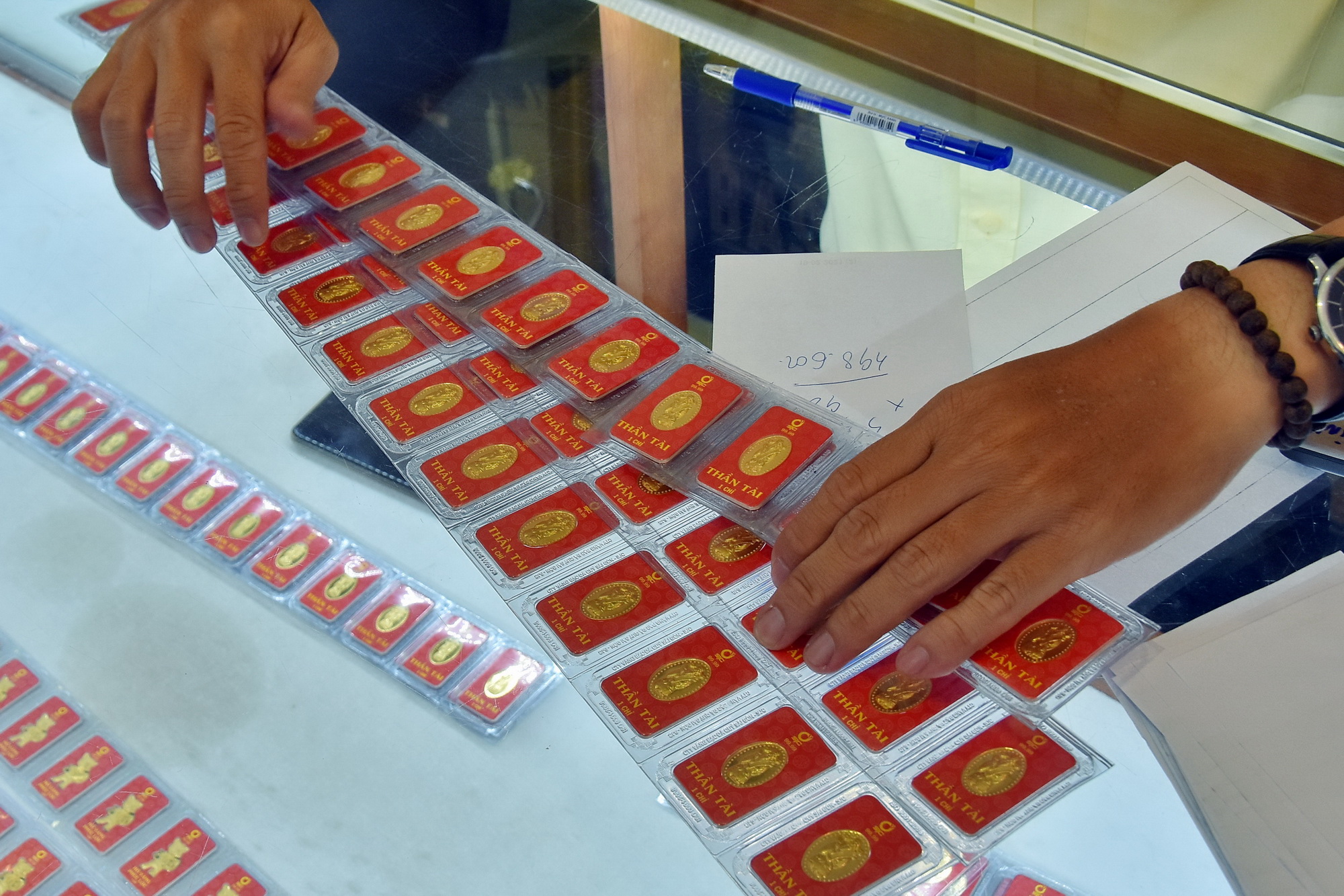Giá vàng hôm nay 22-6: Giảm tiếp khi các kênh sinh lời trở nên hấp dẫn