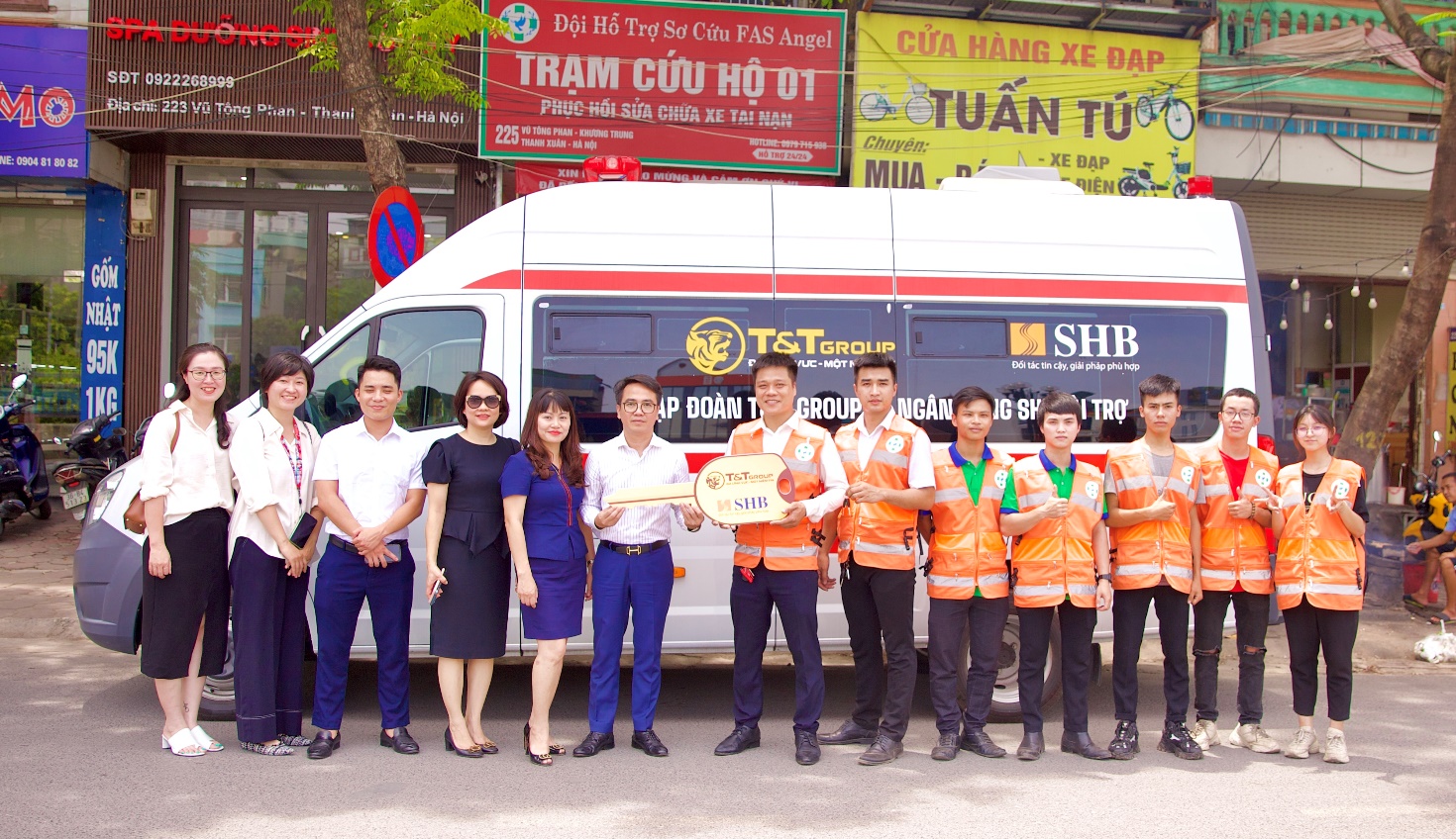 T&T Group và SHB tặng xe cứu thương cho Đội hỗ trợ sơ cứu FAS Angel Hà Nội - Ảnh 1.