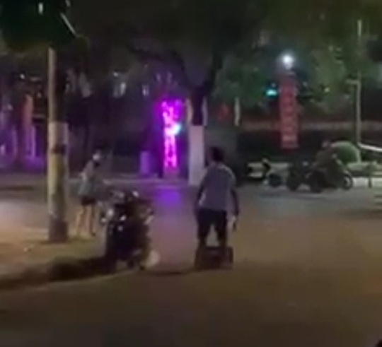 Đã làm rõ danh tính đối tượng đi xe SH nhiều lần làm "chuyện lạ" giữa phố