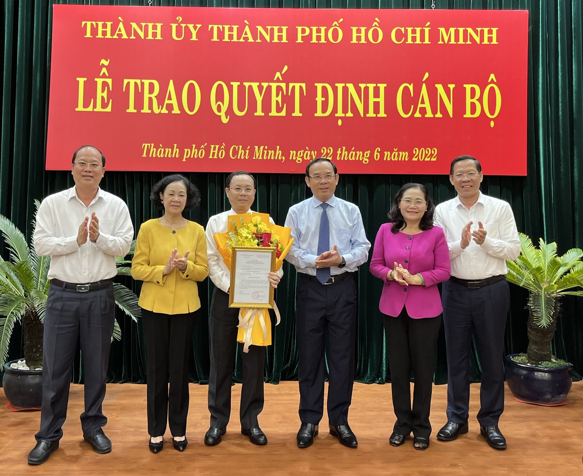 Trưởng Ban Tổ chức Trung ương trao quyết định cho ông Nguyễn Văn Hiếu
