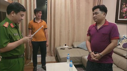Khởi tố giám đốc cùng 2 nhân viên "hô biến" hoá chất thành xăng giả