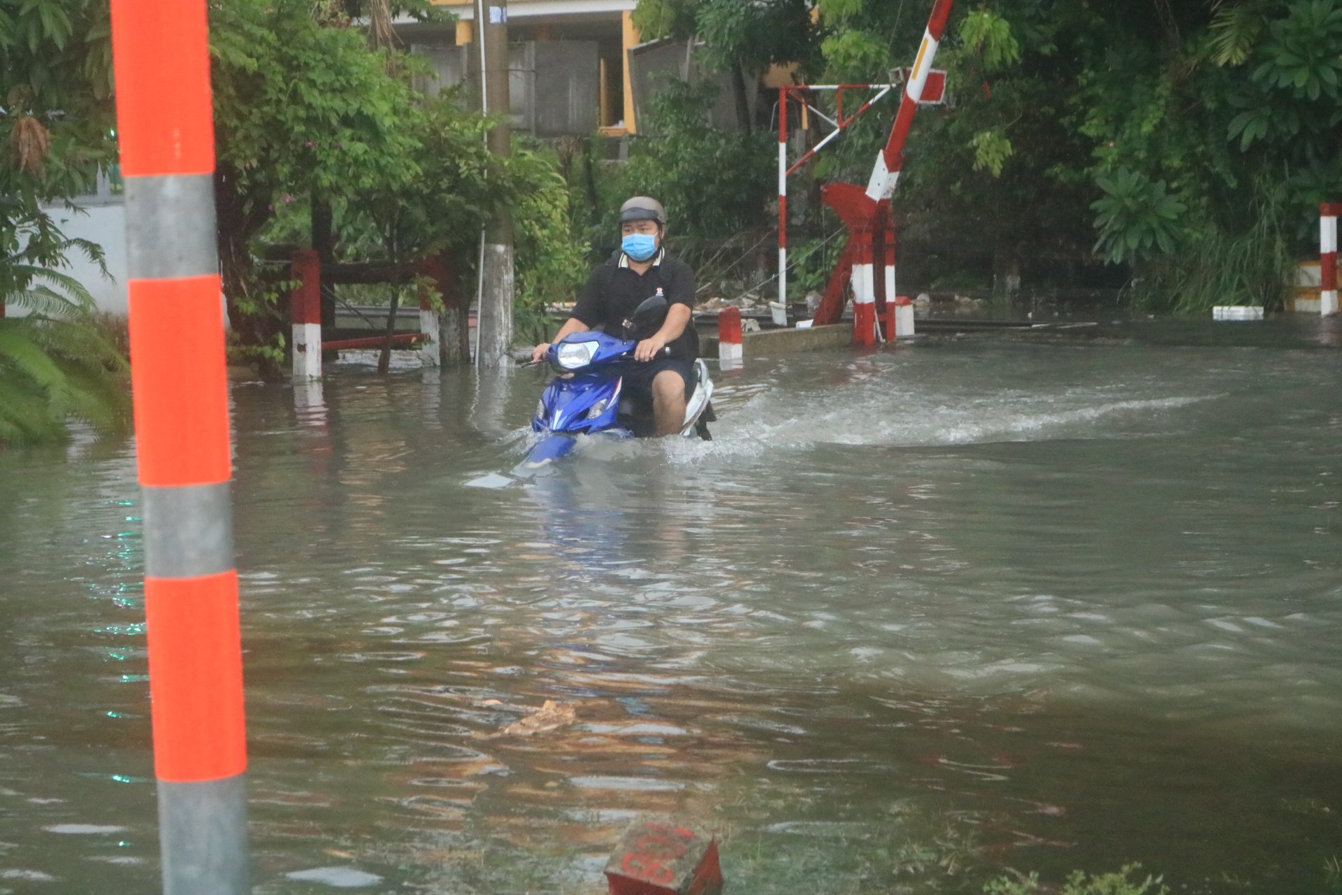 TP HCM mưa trắng trời, nhiều tuyến đường ngập sâu - Ảnh 3.