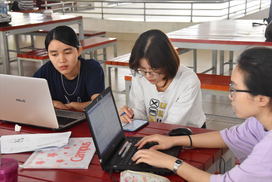 Học ph&iacute; đồng loạt tăng cao - Ảnh 1.