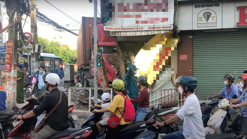 CLIP: Xe đầu k&eacute;o lao v&agrave;o tiệm v&agrave;ng ở quận T&acirc;n B&igrave;nh - Ảnh 3.