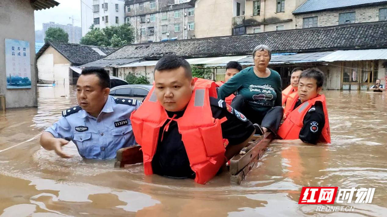 99 con sông đang báo động lũ, miền Nam Trung Quốc nín thở