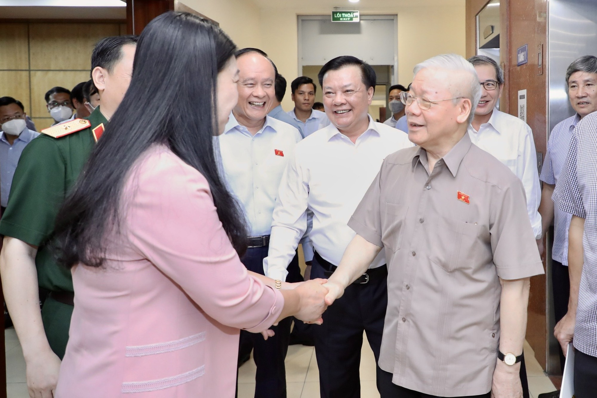 Hình ảnh Tổng Bí thư Nguyễn Phú Trọng tiếp xúc cử tri tại Hà Nội - Ảnh 2.