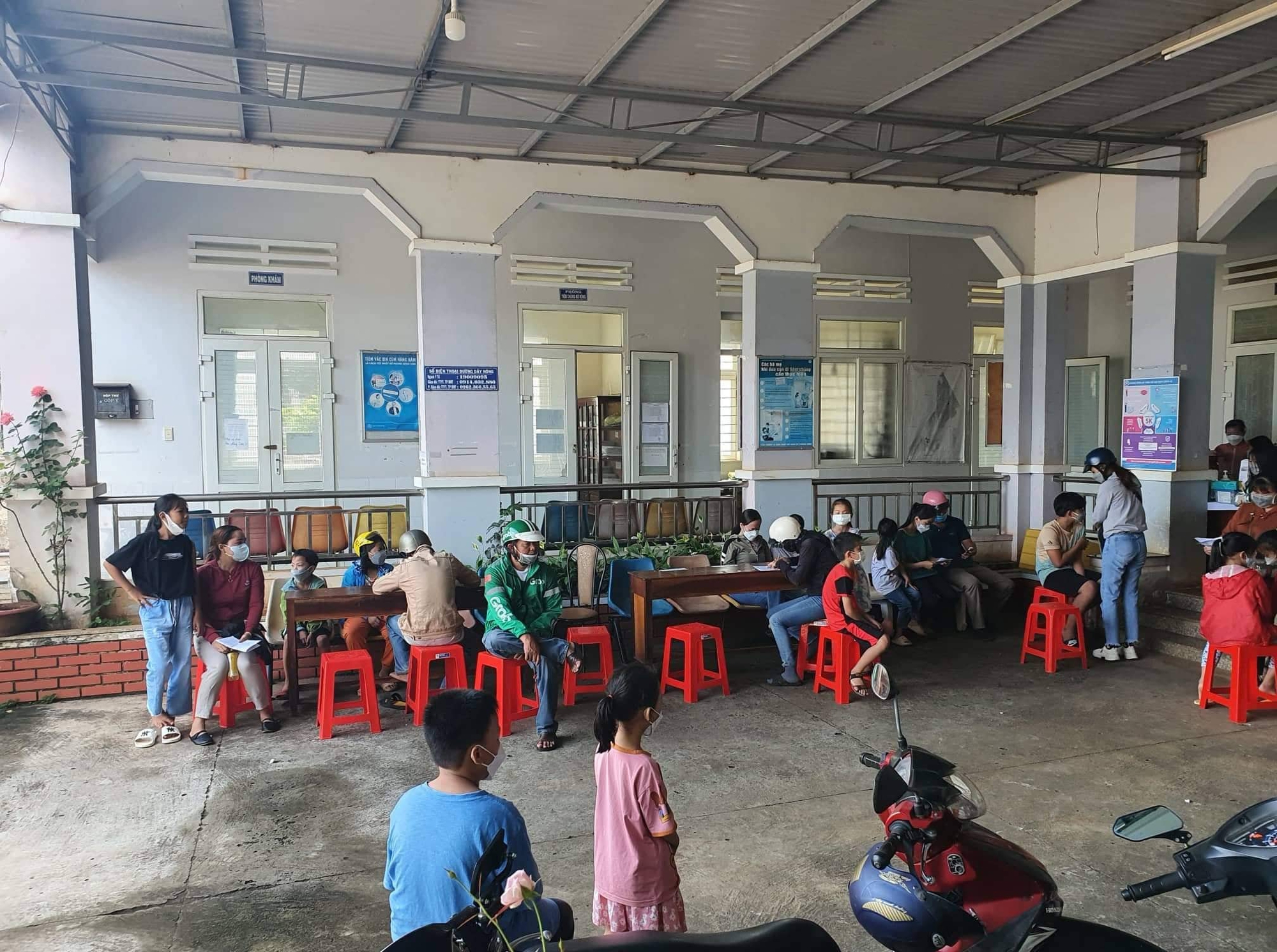 Lý do bất ngờ về thông tin tiêm 2 loại vắc-xin Covid-19 cho 1 trẻ em - Ảnh 1.