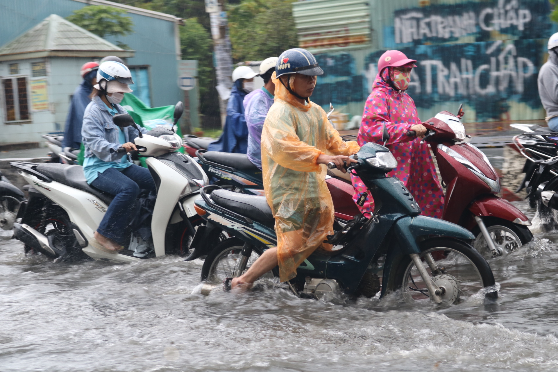 H&igrave;nh ảnh người d&acirc;n chật vật vượt ngập trong mưa cực lớn ở TP HCM - Ảnh 2.
