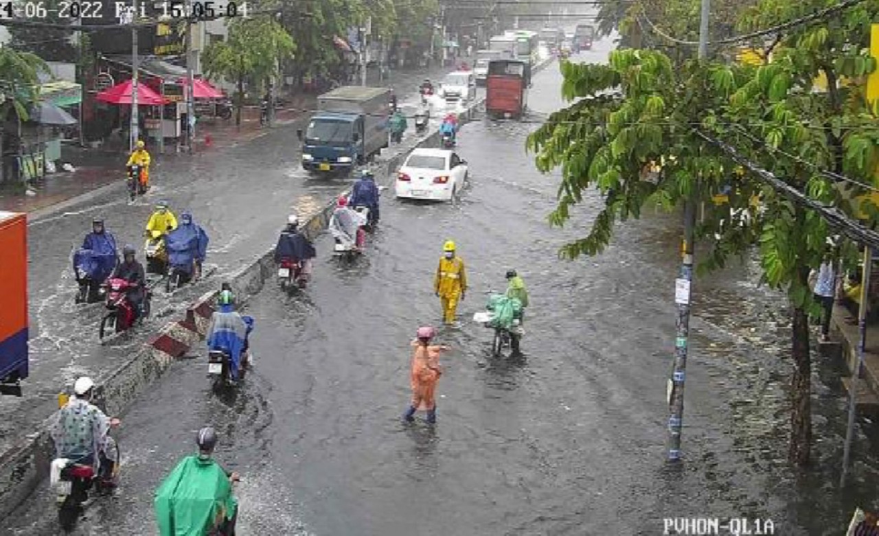 H&igrave;nh ảnh người d&acirc;n chật vật vượt ngập trong mưa cực lớn ở TP HCM - Ảnh 6.