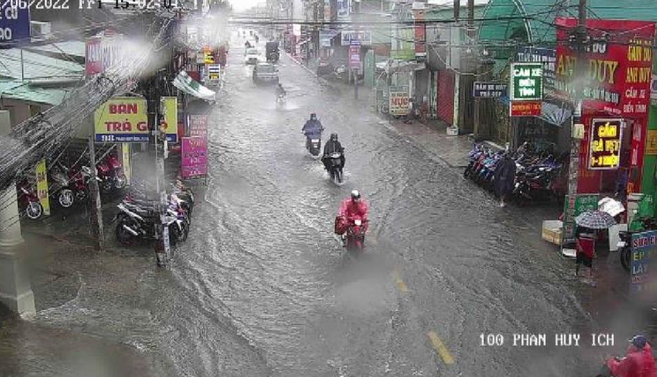 H&igrave;nh ảnh người d&acirc;n chật vật vượt ngập trong mưa cực lớn ở TP HCM - Ảnh 5.