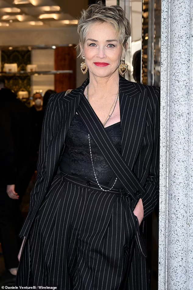 Minh tinh Sharon Stone chia sẻ từng mất 9 đứa con do sẩy thai - Ảnh 1.