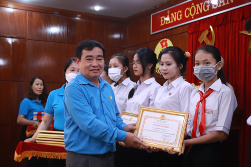 Quảng Nam tuyên dương con công nhân vượt khó, học giỏi - Ảnh 1.